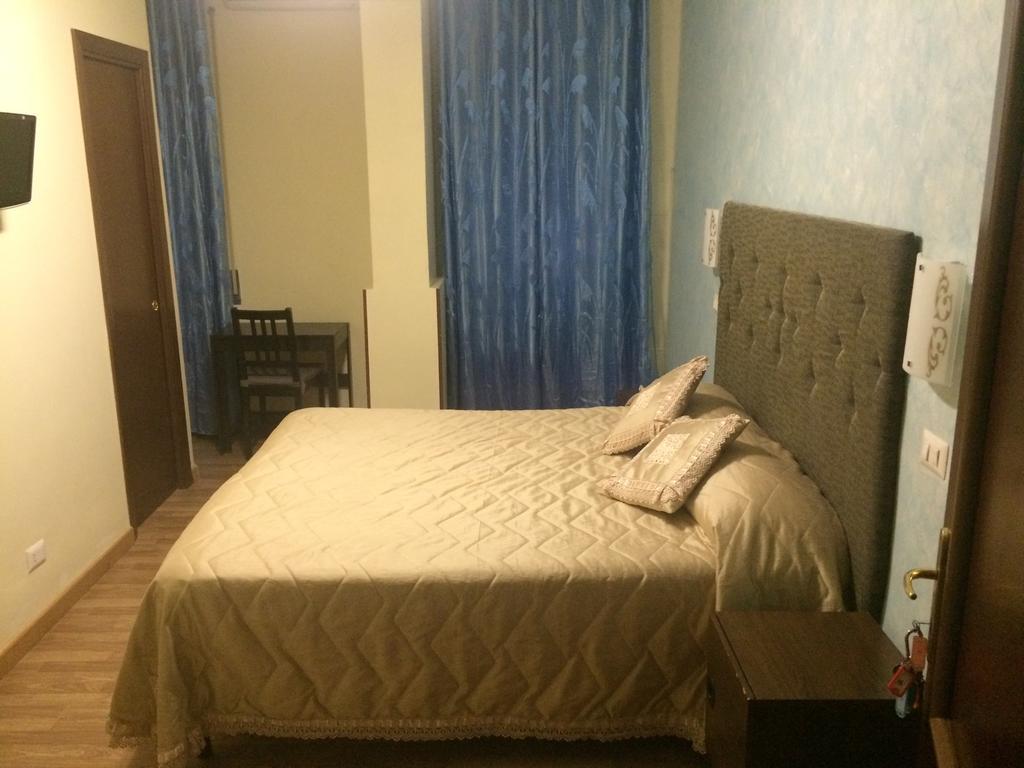 Tiburtina Hotel Holiday Rom Zimmer foto